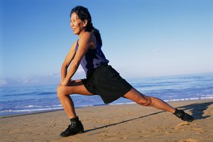 Cambia la dirección y utiliza una estocada lateral para proporcionar mayor desafío a tus músculos de la cadera, cuádriceps y tendones.