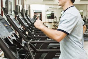 Quema más calorías en menos tiempo corriendo a velocidad sobre una caminadora.