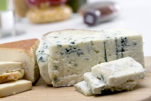 Queso azul sobre una tabla.