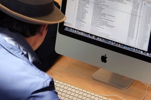 Reduce la tensión del ojo al aumentar el tamaño del texto en tu computadora iMac.