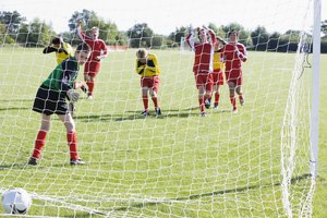 La FIFA, el organismo rector del fútbol internacional, requiere que los postes de los arcos de fútbol y los travesaños sean blancos.
