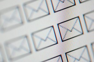 Para hacer que Outlook sea más cómodo de usar, configúralo para que compruebe si hay mensajes nuevos automáticamente en el intervalo de tu elección.