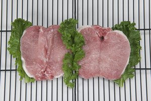 Prepara las chuletas deshuesadas con tus vegetales y manzanas para una comida rústica, aunque impresionante.