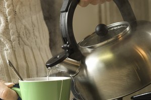 Prepara una taza de té de noni con alto grado de energía.