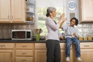 Los niños están ocupados, y los carbohidratos son lo que alimenta sus cuerpos para que puedan correr, jugar y aprender.