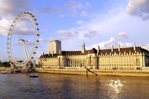 El río Támesis fluye por el corazón de Londres.