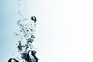 El fluoruro se encuentra comúnmente en el agua corriente.