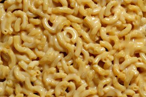 Los macarrones con queso están compuestos por cereales refinados y pueden ser ricos en sal y grasas.