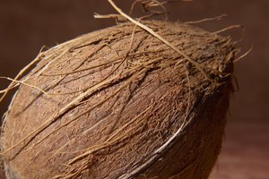 El aceite de coco actúa como una pantalla solar natural que protegiendo la piel y el cabello de los rayos ultravioletas.