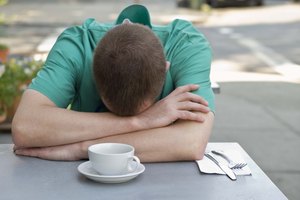 La cantidad de alimentos que comes puede ser otra razón por la que te sientes tan cansado después de comer.