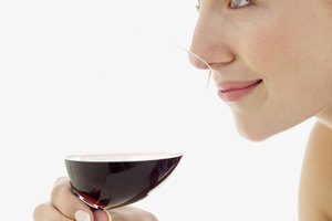 Como cocinar no quema todo el alcohol, debes tener cuidado al cocinar con vino durante la lactancia.