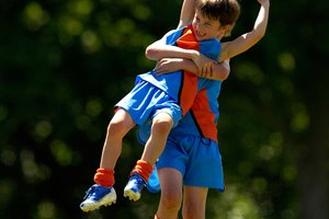 Los niños pueden desarrollar su fuerza con actividades divertidas.