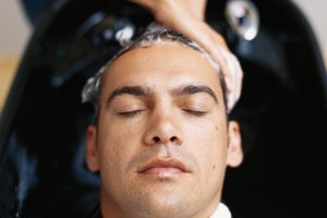 Algunos hombres con cabello graso encuentran alivio con el shampoo que contiene aceite de árbol de té.