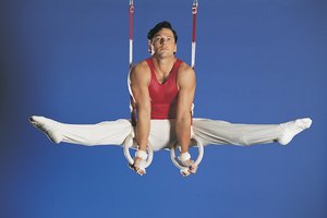 Los anillos de gimnasia anillos ayudan a construir una potente parte superior del cuerpo.