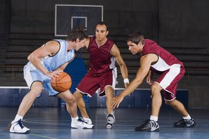 Hay varios tipos distintos de regates en baloncesto.