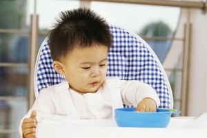 Aprender a recoger alimentos pequeños ayuda a los bebés a desarrollar la motricidad fina.