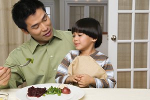 Trabajar con herramientas eléctricas puede no ser la mejor opción para un niño de cinco años, pero hay un montón de otros trabajos en casa que son mejores.