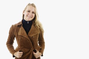 Crea una silueta perfecta ajustando la chaqueta a tu cuerpo.