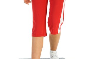 Después de que hayas estirado los pantalones de sudadera, lávalos con agua fría o tibia; evita introducirlos en la secadora para prevenir que se encojan de nuevo.