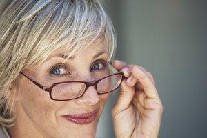 Si tienes 40 años de edad o más, puede que tengas dificultades con la visión a primer plano.
