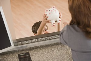 Enséñale a tu hijo a ahorrar al menos parte de su mesada.