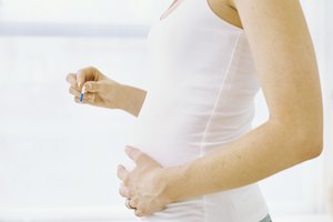 Si todavía te sientes cómoda usando jeans y no son demasiado ajustados, siéntete en libertad de usarlos durante los primeros meses de embarazo.