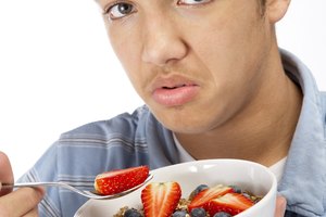 El cereal para el desayuno con alto contenido de fibra con fruta es una excelente manera de empezar el día.