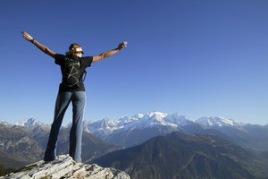 Una chica en la cima de una montaña