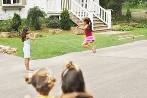 Las competencias de saltar la soga ayudarán a las niñas a hacer nuevas amistades.
