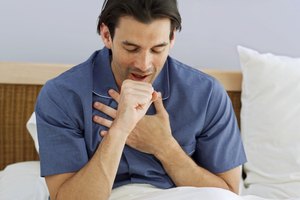 La tos puede ser un síntoma común de alergias.