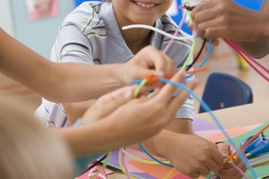 Saca la caja de manualidades ocasionalmente y ve lo que puede crear.