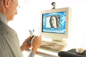 Cuando la persona acepta la llamada, verás su cara en la pantalla de tu MacBook, y ella te verá en la pantalla de su dispositivo.