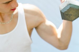Si se hace de manera segura, el levantamiento de pesas es un ejercicio seguro para los chicos adolescentes.