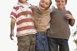 Enséñale a tus hijos que está bien hacer travesuras inofensivas apropiadas para su edad.