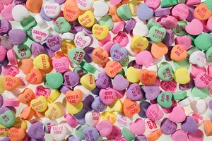 Cajas de dulces de corazones con conversación.