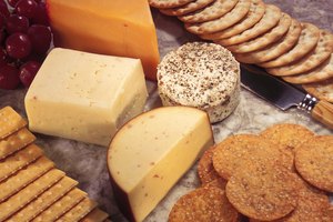 Los alimentos aperitivos después de la cena suelen ser densos en calorías y pobres en nutrientes.
