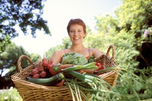 Una dieta rica en vegetales con hojas oscuras, aceite de pescado, proteínas magras, granos enteros y una variedad de frutas y vegetales te ayuda a mantener una nutrición balanceada.