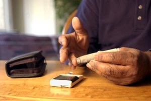 Los pacientes diabéticos deben controlar con regularidad los niveles de azúcar en sangre.