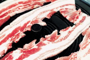 El nitrato de sodio le da al tocino crudo un color rosa y ayuda prevenir que se deteriore.