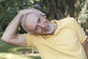 Un hombre realiza ejercicios para el cuello al aire libre.