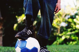 Además, los jugadores deben poder dejar cada pie unos segundos sobre el balón sin levantarlo para mantener el balance.