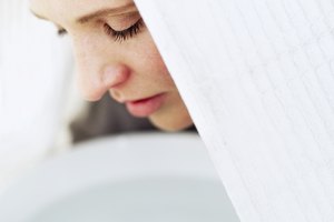 La humedad del humidificador o ducha alivia el dolor de garganta.