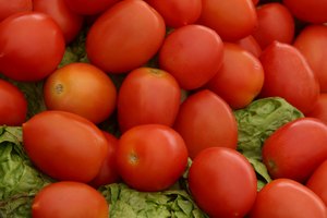 Los tomates contienen vitamina C.