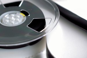 Los campos electromagnéticos se utilizan para registrar datos plásticos recubieros con hierro como los que se encuentran en las cintas de audio.