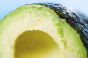 Imagen de un aguacate cortado por la mitad