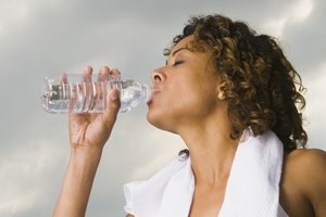 Toma 6 vasos de agua al día.