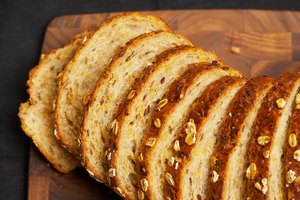 Elige carbohidratos ricos en nutrientes como el pan de grano entero.