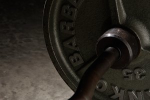 Las barras EZ para flexiones te dan más opciones para la posición de tu mano que las halteras rectas.