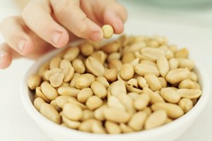 Si bien son ricos en grasas saludables, los frutos secos generan un riesgo de ahogo en los niños pequeños.