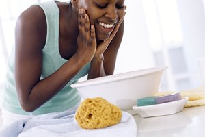 Limpia tu piel con un producto de limpieza facial antes de aplicar una máscara facial de miel.